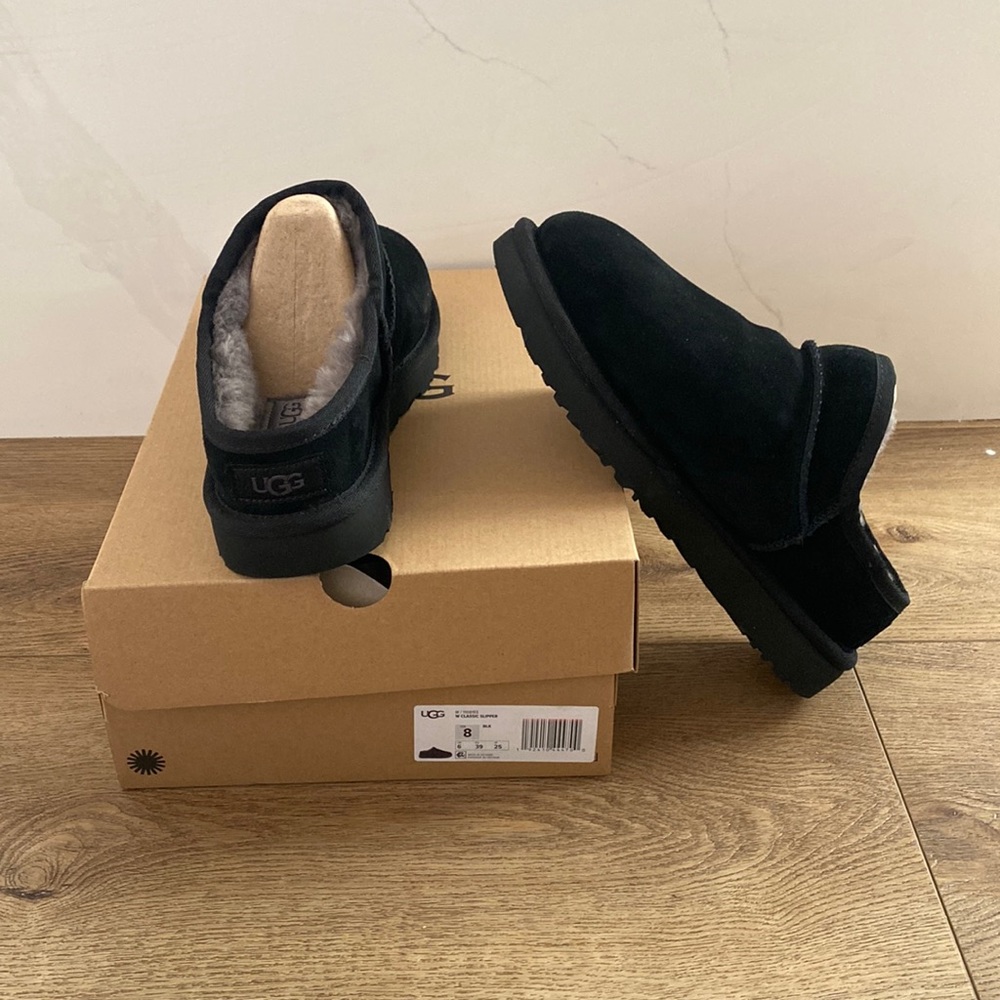 Ugg mini classic slipper in black NIB